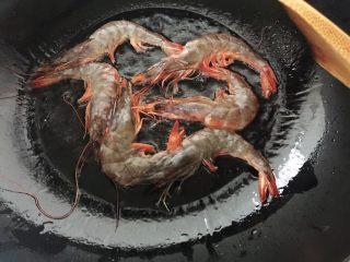 5、泰式甜辣虾,油锅烧热，大虾分批下锅，定型的同时同时也锁住了虾肉里的水分，吃的时候就不会觉得柴