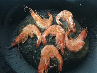 6、泰式甜辣虾,翻个面，（家里毕竟不是饭店，不可能起很大的油锅，也不会一锅油反复使用，所以只能在现有的条件下尽可能做到最好????）