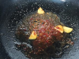 8、泰式甜辣虾,然后把番茄沙司和甜辣酱一起倒入翻炒