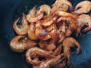 11、泰式甜辣虾,让酱汁慢慢、均匀的把虾包裹住，锅盖盖个一分钟，就差不多了