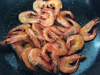 9、泰式甜辣虾,重新把虾倒入，加料酒