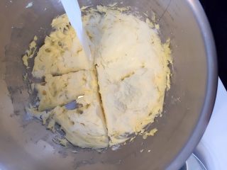 3、“小芽”月饼-适合三岁以上宝宝哦,充分打发均匀，黄油泛白后，加入奶粉切拌均匀