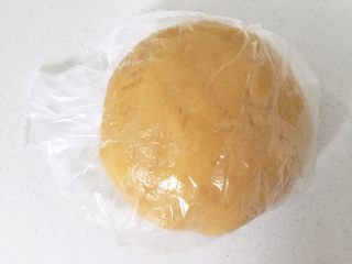 5、“小芽”月饼-适合三岁以上宝宝哦,用保鲜装好，放入冰箱冷藏20-30分钟
