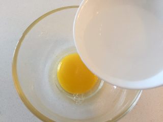 11、“小芽”月饼-适合三岁以上宝宝哦,期间准备蛋黄水，一个蛋黄加4分之一蛋白加15克水