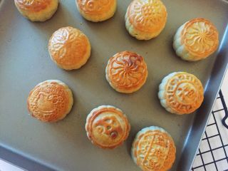 12、“小芽”月饼-适合三岁以上宝宝哦,重新放入烤箱，用175度烤18分钟左右，刚出炉颜色上色不会很好～