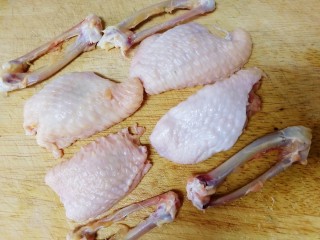 3、糯米蒸鸡翅,去骨。（先切段两边连着骨头的筋）