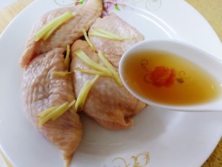 4、糯米蒸鸡翅,一片姜切丝，放入一汤匙料酒，抓匀。
