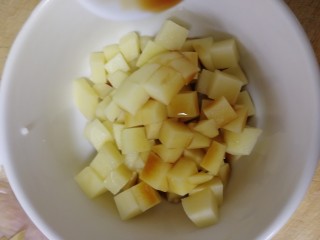 6、糯米蒸鸡翅,切丁，放入一汤匙生抽。