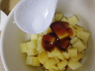 8、糯米蒸鸡翅,少许盐。