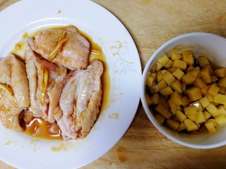 11、糯米蒸鸡翅,抓匀腌制15分钟。（鸡翅里面也蘸上料汁）