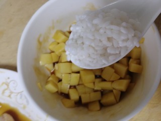 12、糯米蒸鸡翅,泡好的糯米放一汤匙和土豆拌匀。