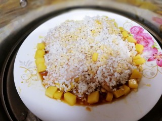 15、糯米蒸鸡翅,把其余的糯米控水铺在鸡翅上，还剩了一些土豆块，围在周围，把腌土豆块的料汁浇在糯米上。上锅水开文火蒸20分钟。