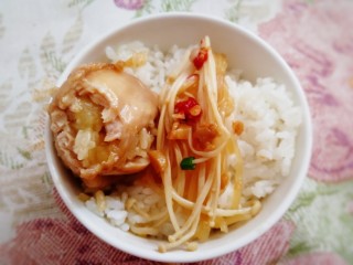 19、糯米蒸鸡翅,外层的糯米劲道，鸡翅鲜香嫰滑，里面的土豆软糯。三种滋味，一口会合。