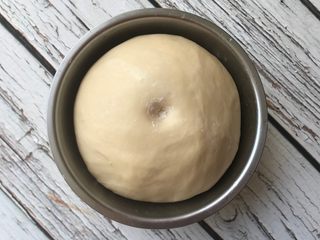 3、秘制芝心卷边披萨,室温发酵至原来的两倍大，手指沾水按个坑不回缩不塌陷即可。