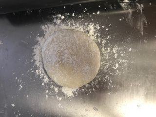 4、秘制芝心卷边披萨,发好的面团排气揉圆按扁。