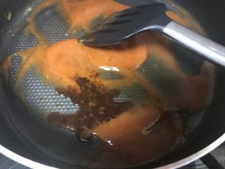 13、秘制芝心卷边披萨,接着倒入蚝油酱油。