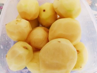 1、咸蛋黄土豆泥酥,土豆洗干净去皮