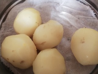 2、咸蛋黄土豆泥酥,放在蒸锅上蒸熟