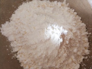 3、咸蛋黄土豆泥酥,所有粉类称重，放在容器里面