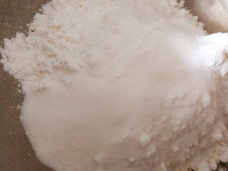 4、咸蛋黄土豆泥酥,加入白糖和盐