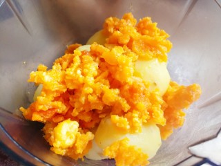 5、咸蛋黄土豆泥酥,蒸熟的土豆称重后和鸭蛋黄放进料理机里面