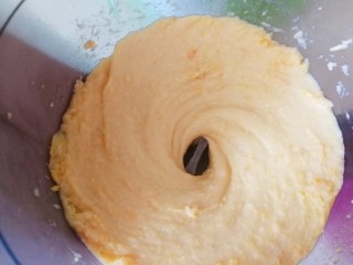 6、咸蛋黄土豆泥酥,搅打成顺滑细腻的泥