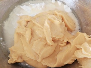 7、咸蛋黄土豆泥酥,把土豆泥混合物放进粉类的容器里