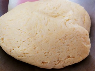 8、咸蛋黄土豆泥酥,用刮刀翻拌均匀，成无干粉状态，加入适量的黑芝麻拌均匀