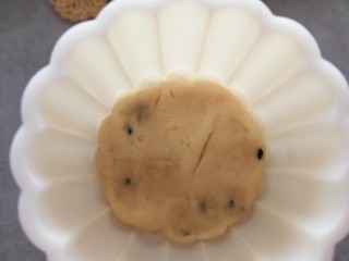 9、咸蛋黄土豆泥酥,面团分成20克左右，放进月饼模具里面