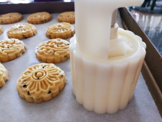 10、咸蛋黄土豆泥酥,把模具直接在垫了油纸的烤盘上，轻轻往下压，然后脱模