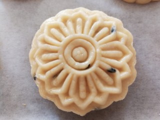 11、咸蛋黄土豆泥酥,非常好脱模，如果比较粘，模具里面可以撒一点干粉