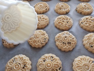 12、咸蛋黄土豆泥酥,依次全部做好，我的模具非常的干净，做到一半时预热烤箱，上下火180度10分钟左右