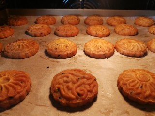 13、咸蛋黄土豆泥酥,放进预热好的烤箱里面，中层，上下火180度20分钟左右