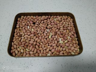 1、花生、芝麻汤圆,花生均匀铺在烤盘中。