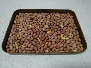 3、花生、芝麻汤圆,取出晾凉。