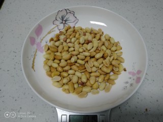 4、花生、芝麻汤圆,去皮，称好。