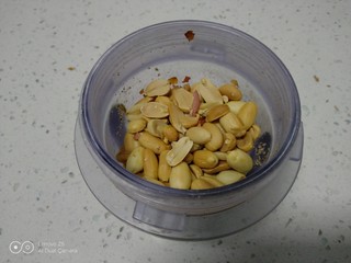 5、花生、芝麻汤圆,放入料理杯中。