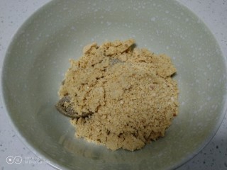 6、花生、芝麻汤圆,打碎倒入碗里。