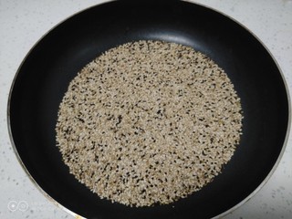 7、花生、芝麻汤圆,芝麻称好，倒入不粘锅中。