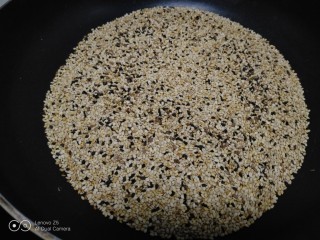 8、花生、芝麻汤圆,小火将芝麻炒出香味。