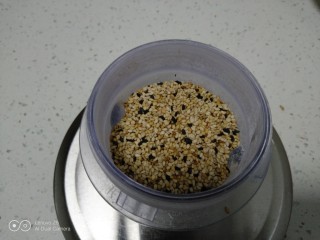 9、花生、芝麻汤圆,晾凉后倒入料理杯里。