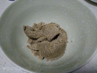 10、花生、芝麻汤圆,打碎后倒入碗里。