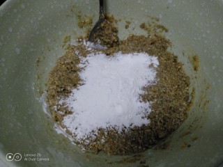 13、花生、芝麻汤圆,搅拌均匀，加入熟糯米粉。