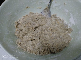 14、花生、芝麻汤圆,搅拌均匀。