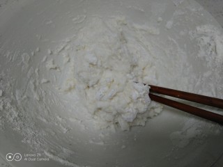 16、花生、芝麻汤圆,倒入开水搅拌均匀。