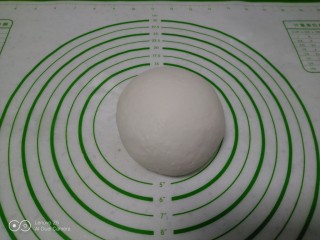 17、花生、芝麻汤圆,不烫手后活成光滑的面团，醒30分钟。