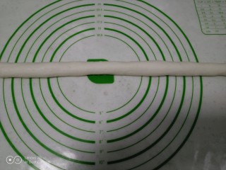 18、花生、芝麻汤圆,搓成长条。