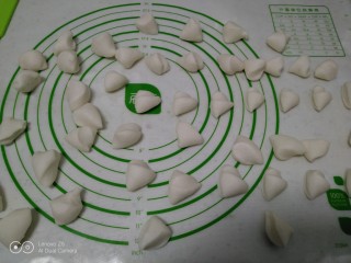 19、花生、芝麻汤圆,切成均匀的小剂子。