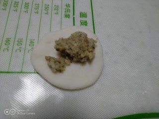 20、花生、芝麻汤圆,用手捏扁，加入馅料。