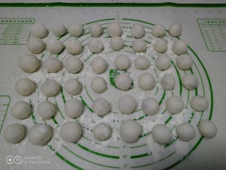 21、花生、芝麻汤圆,收口搓圆。